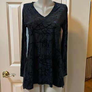 Karen Kane Black Crackle velvet accent Tunic Top, med
